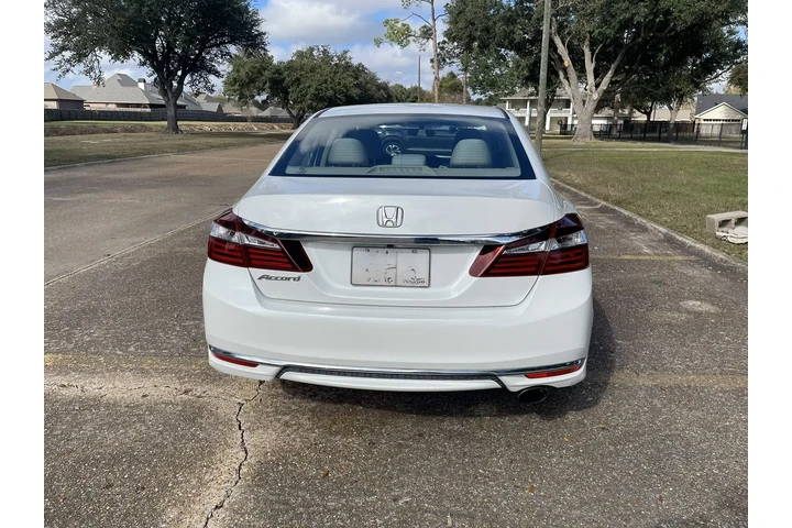 $7000 : 2016 Accord LX image 6