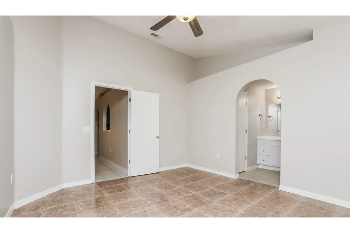 $1500 : 3bed 2bath home image 6