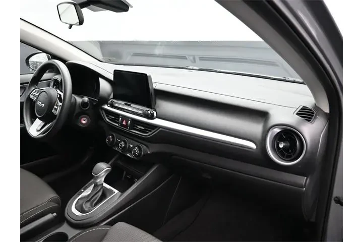 $17585 : Kia Forte 2024 LXS 4dr Sedan image 8