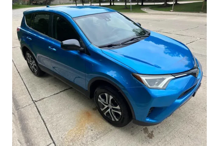 $15997 : 2018 RAV4 LE image 8