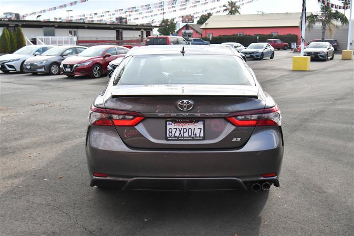 $26988 : Camry SE Sedan 4D image 6