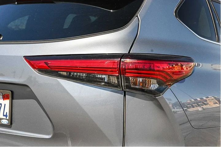 Toyota Highlander 2021 XLE 4 image 9