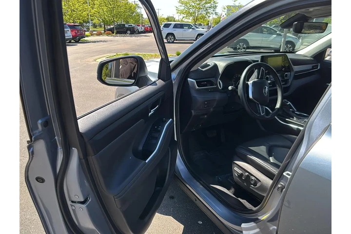 $37796 : 2022 Highlander XLE image 2