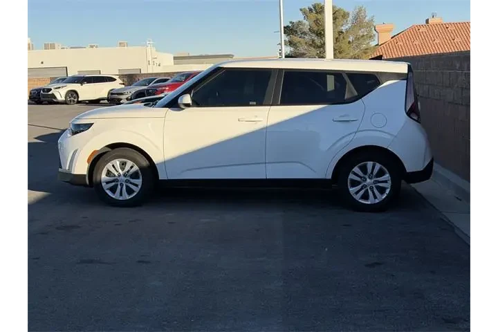 $16988 : Kia Soul 2024 LX 4dr Crossov image 2