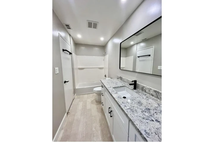 $2800 : 4 Bedroom Home For Rent in LA image 10