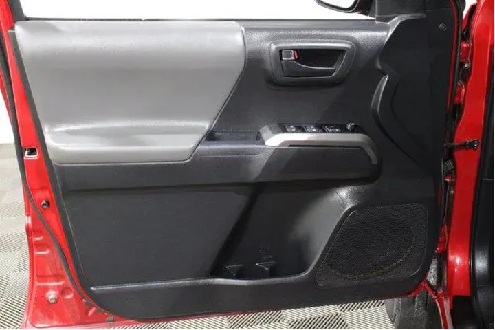 $38482 : Toyota Tacoma 2023 4x4 SR5 V image 6