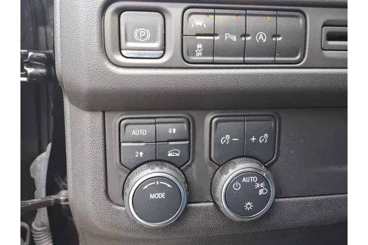 Chevrolet Suburban 2023 4x4 image 9