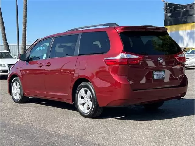 2016 Toyota Sienna image 2