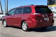 2016 Toyota Sienna thumbnail