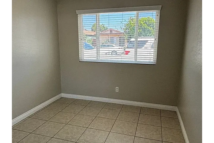 $800 : casa renovada de 2 dormitorio image 7