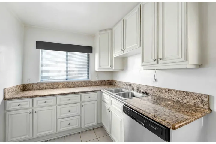 $2000 : 2 bed 2bath Apt in W Pico Blvd image 4