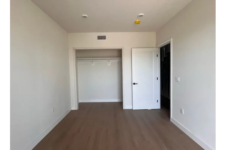 $1900 : 2 Bedroom Apt in James M Wood image 6