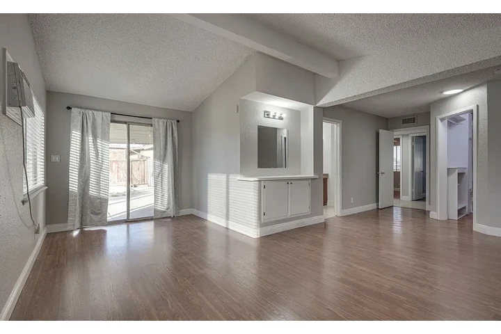 $1000 : stunning bright, open living image 5