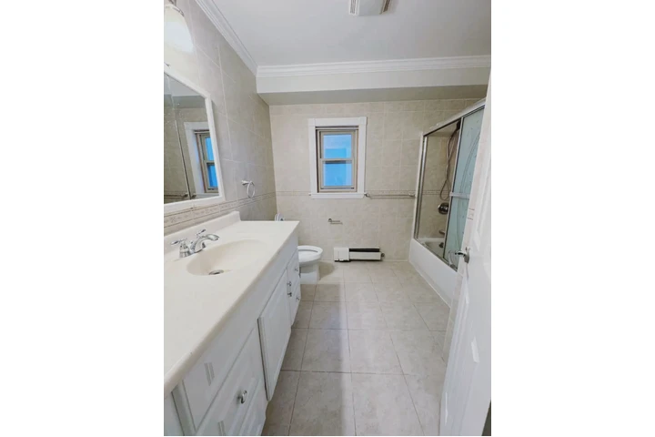 $3000 : WHITESTONE APT ELEGANTE 3BED image 1