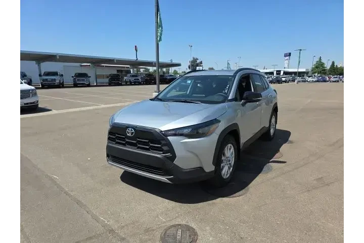$33900 : Toyota Corolla Cross 2026 LE image 3