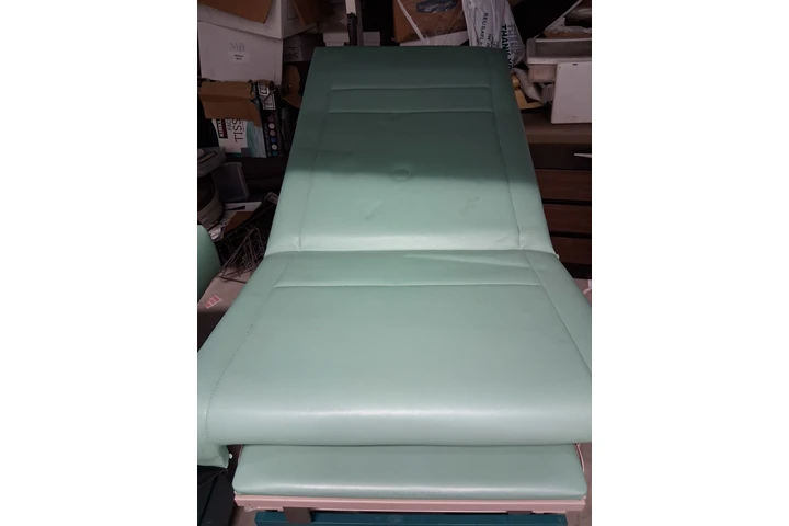 $600 : Ritter midmark 104 medical bed image 2