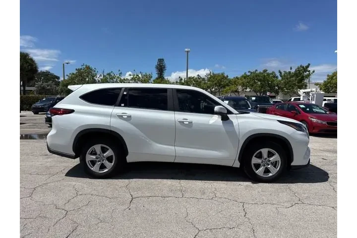 $31988 : Toyota Highlander 2023 image 2