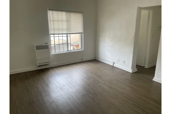 $1450 : 1443 Bonnie Brae image 1