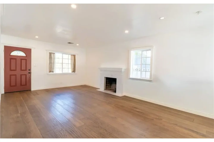 $2500 : 3 Bedrooms 2 Bath in South LA image 2