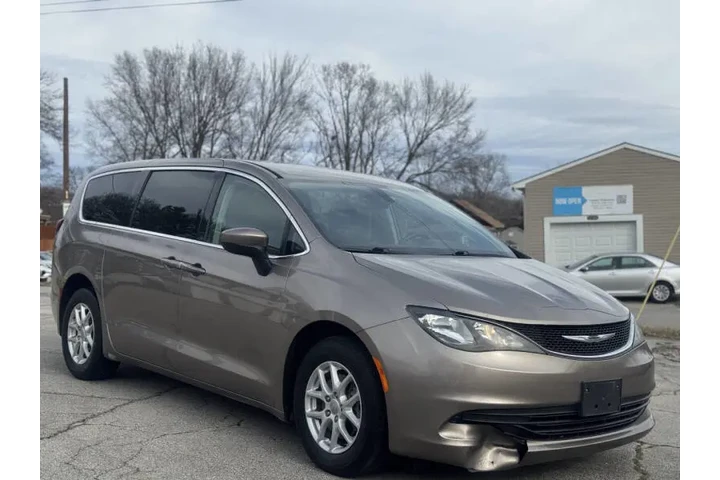 $7999 : 2017 Pacifica LX image 4