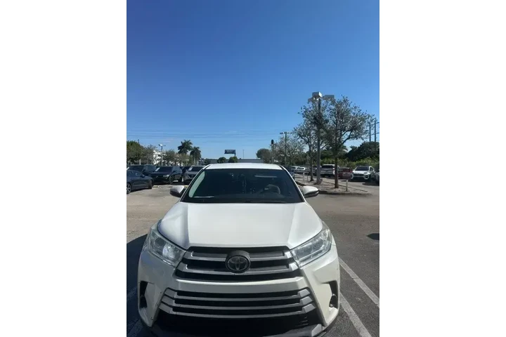$14990 : Toyota Highlander 2019 LE 4d image 1