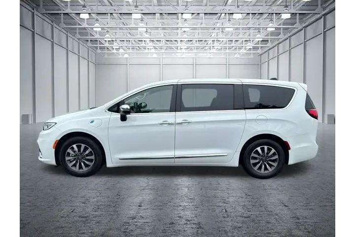 $28995 : Chrysler Pacifica Plug-In Hy image 4