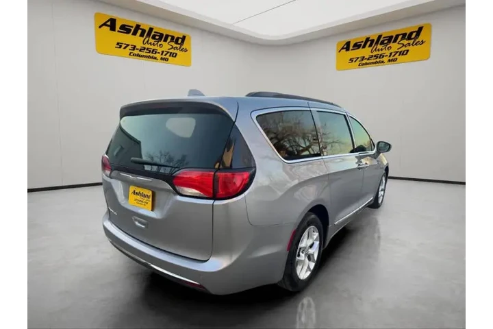 $10900 : 2017 Pacifica Touring-L image 10