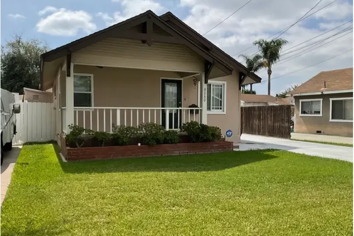 $1510 : FRONT HOUSE, YES BACK YARD image 1