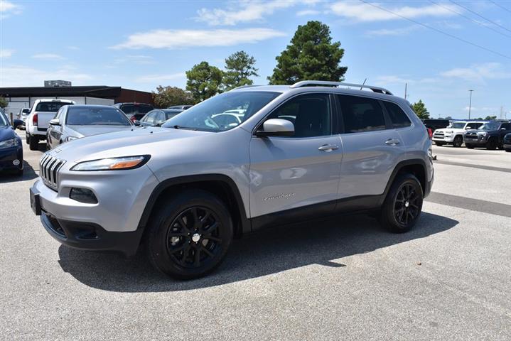 2018 Cherokee Latitude image 1