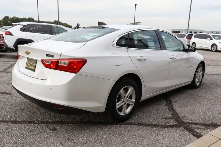 $16988 : 2020 Malibu LS image 4