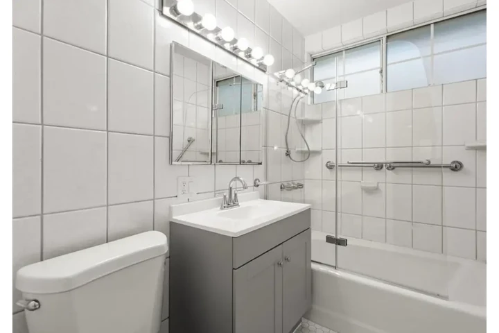 $2400 : Nice 3Bedroom House in LA image 8