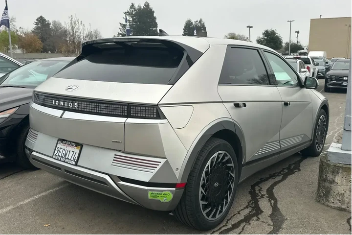 $29990 : Hyundai IONIQ 5 2023 AWD Lim image 3