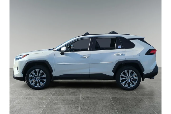 $29594 : Toyota RAV4 2022 XLE Premium image 2