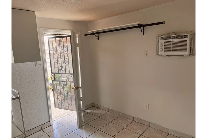 $1000 : Studio image 1