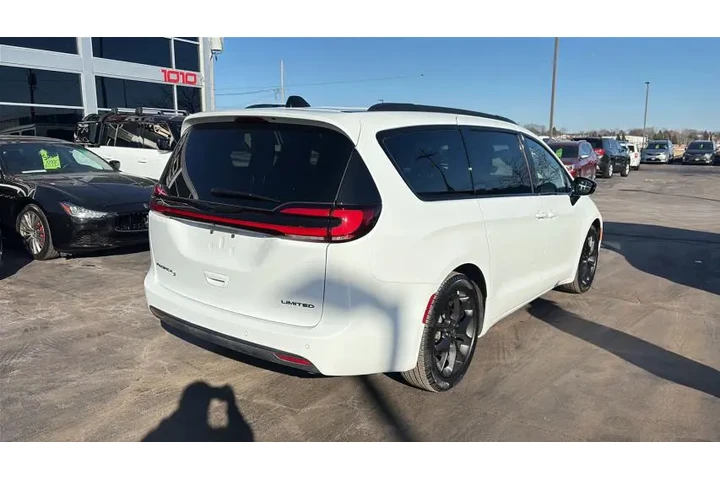 $35995 : 2025 PACIFICA image 10