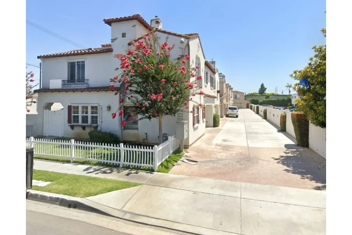 $1450 : 1Bed 1Bath in Fountain Ave, LA image 1