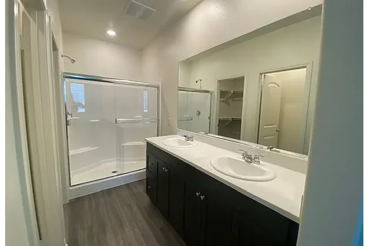 $800 : Spacious 1 bedroom/ 1bathroom image 5