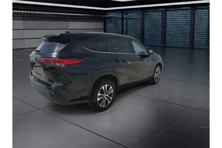 $33588 : Toyota Highlander 2023 XLE 4 image 8
