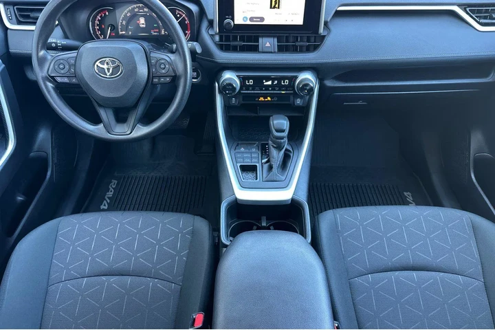 $31900 : Toyota RAV4 2024 AWD XLE 4dr image 6
