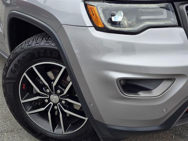 $23995 : 2017 Grand Cherokee image 3