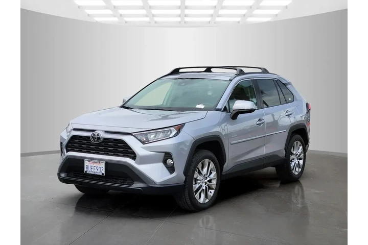 $25848 : Toyota RAV4 2021 XLE Premium image 3