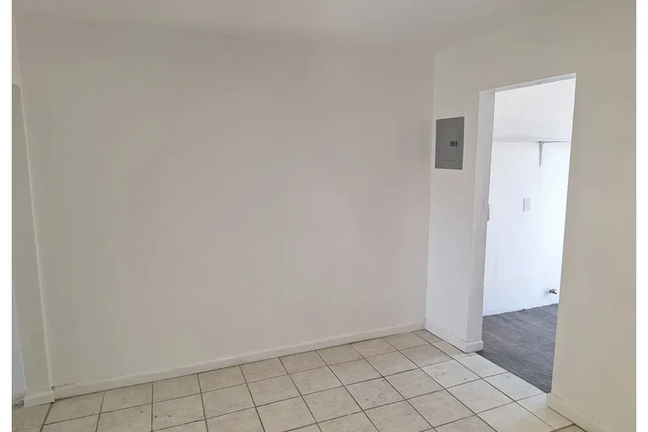 $890 : Beautiful freshly painted home image 4