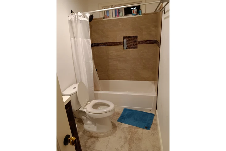 $700 : Cuarto con parking Santa ana image 4