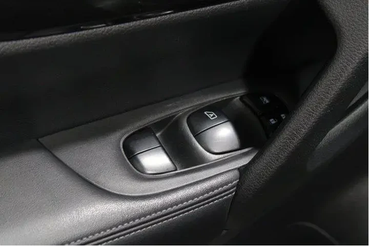 $19987 : Nissan Rogue 2019 AWD S 4dr image 4