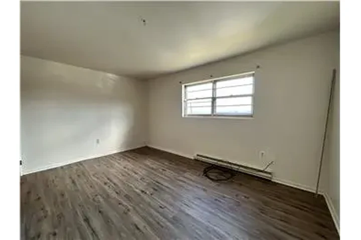 $700 : Rental property with 2 bedro image 7