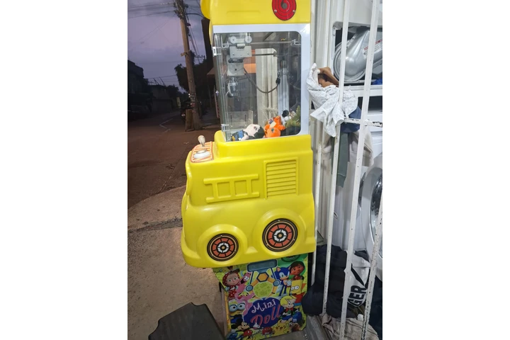 $10000 : Se vende maquina saca peluches image 3