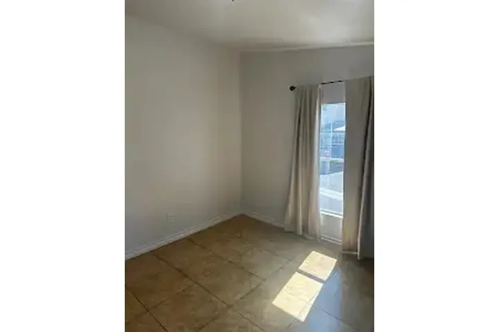 SE RENTA CUARTO 📍 image 8