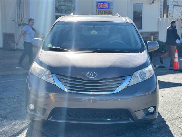 2011 Sienna XLE 7-Passenger image 4