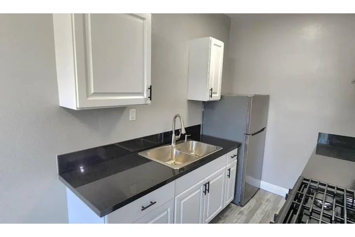 $1950 : 2 Bedroom Apt in Los Angeles image 7