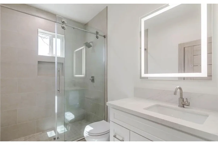 $1980 : Beautiful 2 Bed Apt in LA image 10